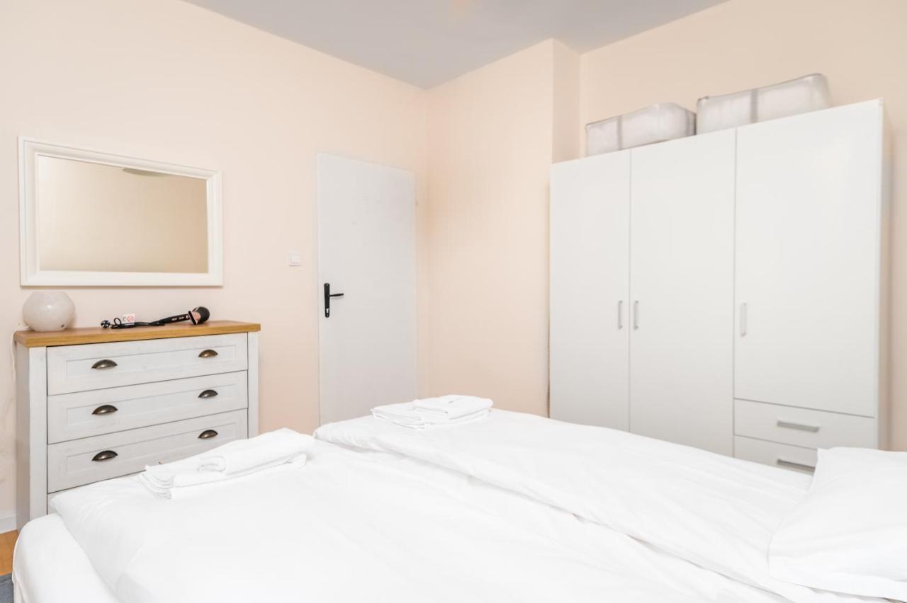 Homey 1-Bd Apartment Софія Екстер'єр фото
